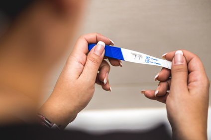 Junge Frau Schwangerschaftstest in Handen Ungeplante Schwangerschaft